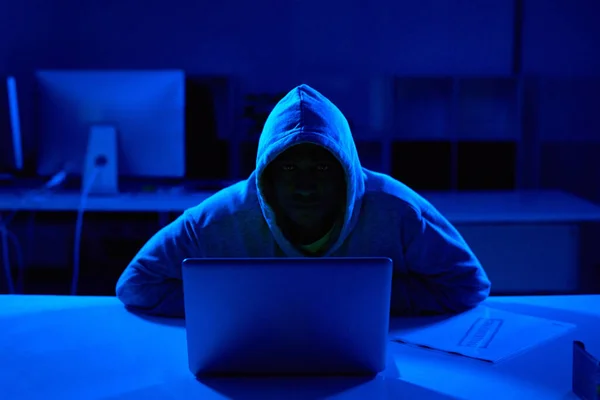 Увидишь Случится Пока Станет Слишком Поздно Неузнаваемый Хакер Взламывающий Компьютерный — стоковое фото