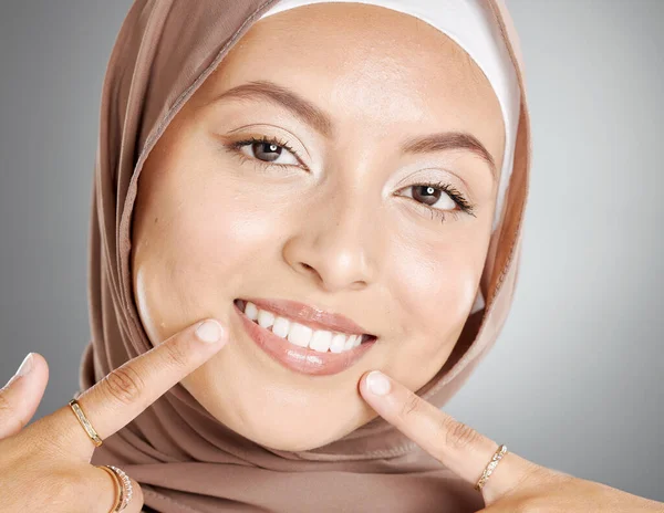 穆斯林和女人的牙齿肖像指向健康的微笑与手指密切合作 在灰暗的工作室里 脸上挂着头巾 脸上挂着快乐的笑容 对牙科护理充满信心 — 图库照片