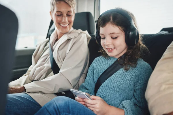 Viaje Dirigindo Criança Com Avó Carro Smartphone Fones Ouvido Para — Fotografia de Stock
