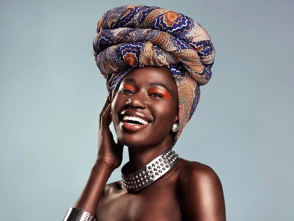 Kapcsolódj Kultúrádhoz Stúdió Lövés Egy Gyönyörű Fiatal Visel Hagyományos Afrikai — Stock Fotó