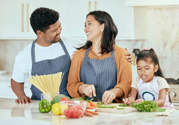 Cucina Cucina Famiglia Con Una Ragazza Madre Padre Che Preparano — Foto Stock