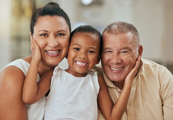 Familia Retrato Cara Niña Con Abuelos Sala Estar Relajarse Vincularse —  Fotos de Stock