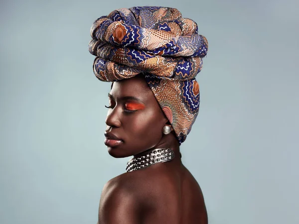 Hodet Snurrer Som Innpakning Studio Vakker Ung Kvinne Med Afrikansk – stockfoto