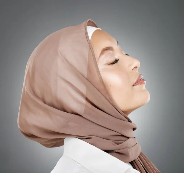 穿着头巾的女人 穆斯林和美女在灰色的工作室背景下拥抱伊斯兰宗教 美容美发的女模特头 在化妆 化妆品或治疗方面有着平静 和平的脸庞 — 图库照片