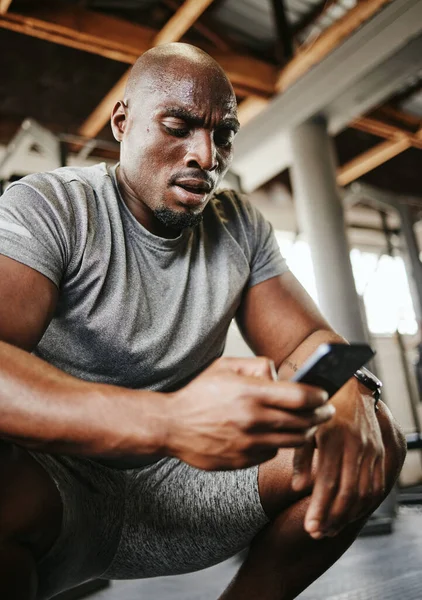 Téléphone Fitness Transpiration Avec Homme Noir Athlète Vérifier Ses Médias — Photo