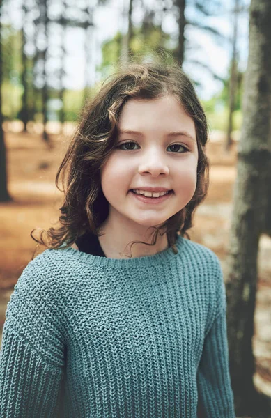 Természet Boldogság Portré Gyermek Erdőben Mosollyal Arcán Élvezze Túraútvonal Erdőben — Stock Fotó