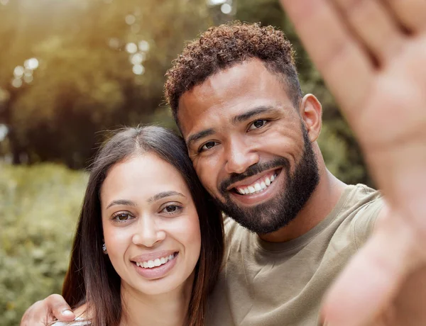 Selfie Feliz Casal Parque Natural Livre Com Pessoas Negras Com — Fotografia de Stock