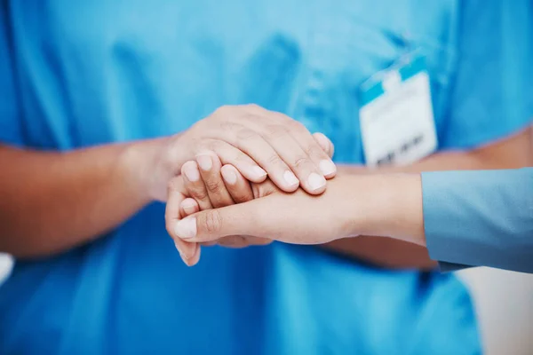 医院护士 病人支持和手牵手 充满同情心 善意和同情心 护理专业 保健健康诊所和医疗咨询一名患癌症的妇女 — 图库照片
