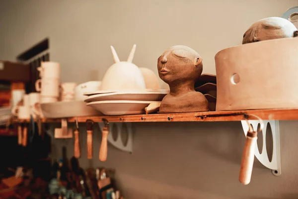 Створюємо Декілька Різних Предметів Глини Глиняний Посуд Ручної Роботи Керамічній — стокове фото