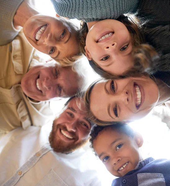 Familia Cara Inferior Acurrucarse Para Apoyo Los Abuelos Padres Hijos —  Fotos de Stock