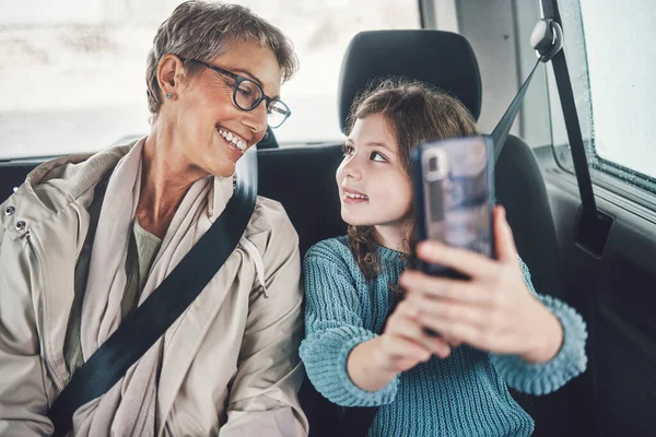 Viagens Telefone Selfie Com Menina Avó Carro Para Viagem Carro — Fotografia de Stock
