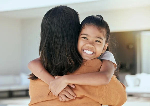 Mama Dziewczyna Przytulanie Domu Salonu Lub Domu Rodzinnego Dzień Matki — Zdjęcie stockowe