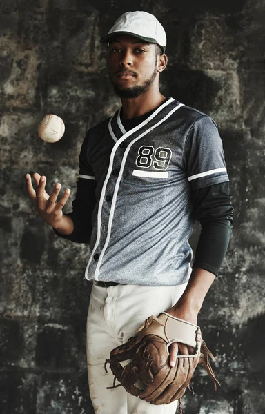 Бейсбол Спорт Форма Мужчиной Спортсменом Темном Фоне Носящим Перчатку Держа — стоковое фото