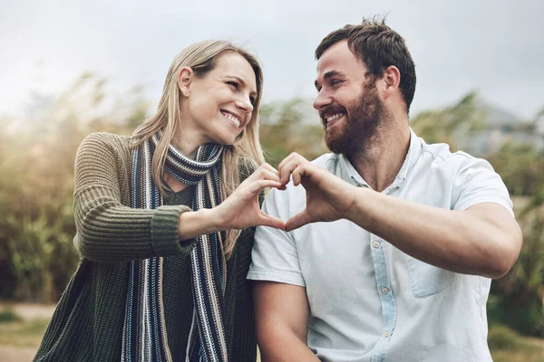 Casal Mãos Sorrir Com Gesto Amor Para Relacionamento Feliz Ligação — Fotografia de Stock
