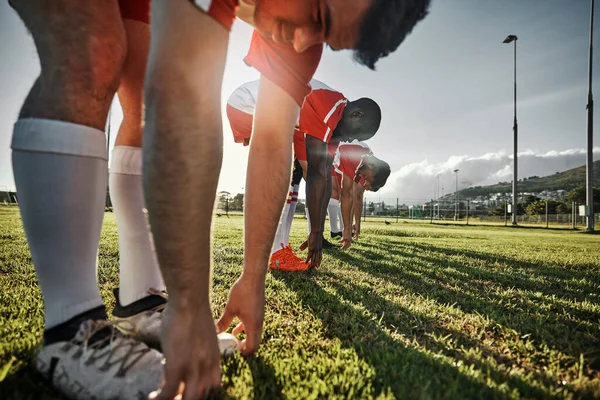 足球场 运动员和伸展腿在室外运动场草地上进行训练 锻炼和健身锻炼 足球团体运动员在赛场上热身准备比赛 — 图库照片