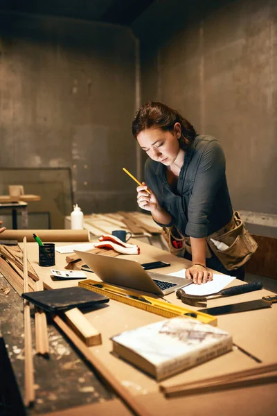 Think Might Understand What Now Attractive Young Female Carpenter Working — Stock Photo, Image