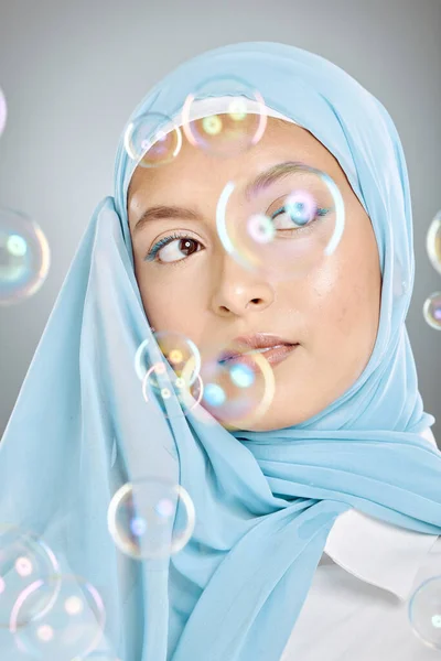 美しさ アイデアと灰色のスタジオの背景に対する考えを持つスキンケア 泡やイスラム教徒のモデル 若いです ヒジャーブとイスラムと化粧品の女性 泡と皮膚科のためのメイクとビジョン — ストック写真