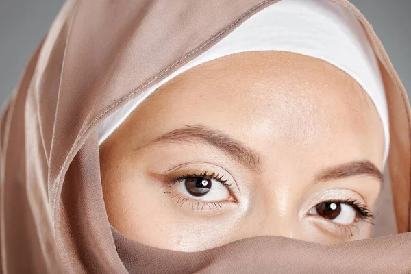 健康ラッシュ メイクやグレーの背景にビジョンのための女性の顔を持つイスラム教徒 目と美しさ 化粧品とスキンケアでイスラムの女の子とズームでハイジャブを見詰める 深刻なまたは宗教 — ストック写真