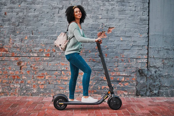 Schwarze Frau Elektro Und Roller Der Stadt Mit Lächeln Glücklich — Stockfoto