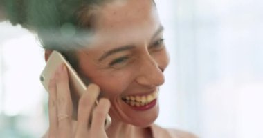 İş kadını, telefon görüşmesi ve gülen yüz iş yerindeki dostça sohbetlerde. Mutlu bir kadın iş yerinde cep telefonuyla iletişim kurmak için neşeli bir şaka dinliyor..