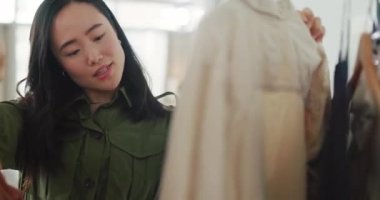 Moda, giysi ve kadın sabah seçmeli olarak iş ve kariyer için kıyafet ilhamı düşünüyor. Mutlu, heyecanlı Asyalı ya da japon kız dolapta ya da gardıropta tarz sahibi.