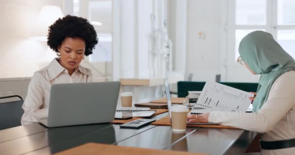 Różnorodność Ludzi Biznesu Pisania Laptopach Kobiet Pracowników Planujących Mail Zarządzanie — Wideo stockowe