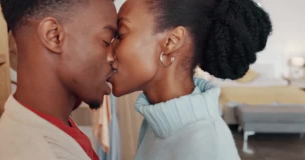 Mutlu Siyah Çift Aşk Ilgi Kucaklaşma Için Evlerinde Öpüşüp Dans — Stok video