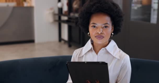 Mujer Negocios Tableta Trabajo Digital Lugar Trabajo Corporativo Con Sonrisa — Vídeos de Stock