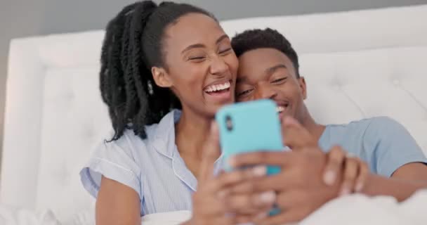 Siyah Çift Yatak Telefon Sosyal Medyası Mutlu Evlilik Anları Birlikte — Stok video