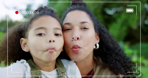 Selfie Video Moeder Met Kind Het Park Doen Domme Gezichten — Stockvideo