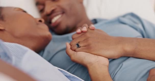 Szerelem Fekete Pár Hálószobában Csókkal Kéz Kézben Kötődés Kapcsolat Ölelés — Stock videók