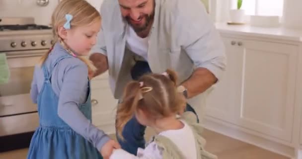 Kuchyně Děti Táta Tančí Šťastné Chvíle Sblížení Rodinném Domově Pečujícími — Stock video