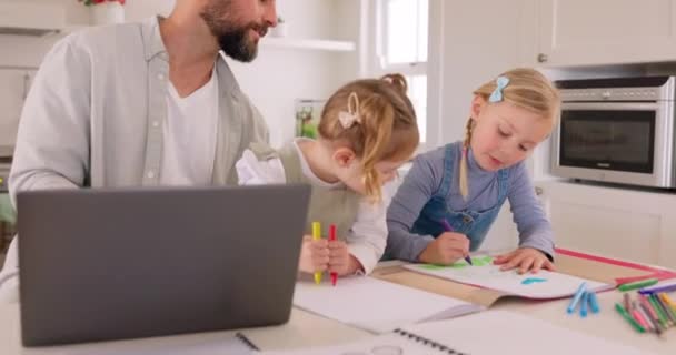 Niños Familia Aprendizaje Con Niñas Dibujando Con Colores Papel Mesa — Vídeo de stock