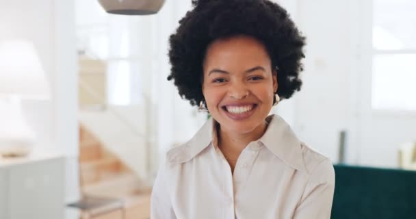Schwarze Frau Homeoffice Porträt Eines Glücklichen Immobilienunternehmers Oder Selbstbewussten Immobilienmaklers — Stockvideo