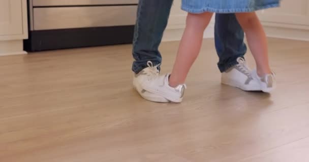 Joyeux Danse Chaussures Avec Père Fille Dans Maison Familiale Pour — Video