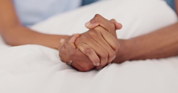 Руки Пара Довіра Чоловіком Жінкою Ліжку Спальні Їхнього Будинку Разом — стокове відео