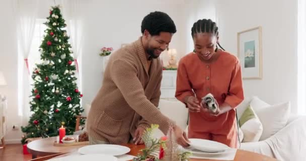 Couple Noël Table Tout Plaçant Assiette Dîner Déjeuner Dans Salon — Video