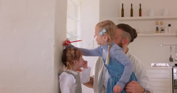 Los Niños Comprueban Crecimiento Altura Con Padre Pared Casa Para — Vídeos de Stock