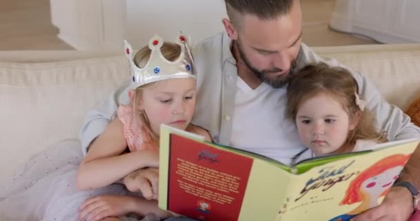 Buch Bildung Und Vater Lesen Kindern Auf Dem Sofa Mit — Stockvideo