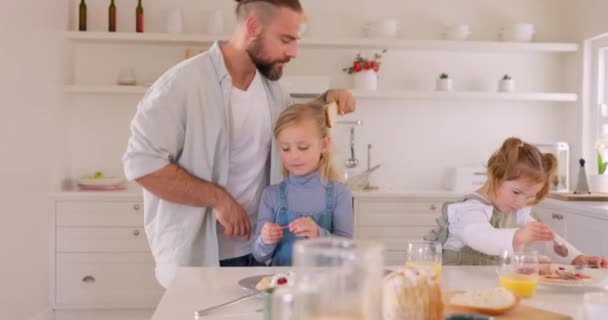 Familia Desayuno Padre Cepillarse Cabello Antes Escuela Cocina Casa Moderna — Vídeos de Stock