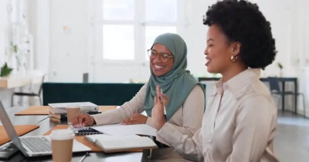 Laptop Planering Och Möte Muslim Och Svart Kvinna Affärssamarbete Projekt — Stockvideo