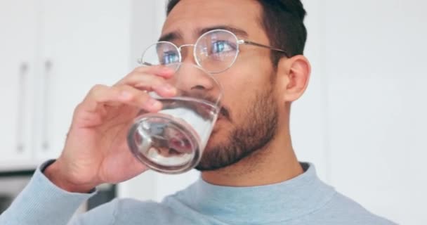 健康和人在家里喝水是为了喝水和解渴 身体护理 水合和年轻的亚洲男子站在厨房里 口渴着 手里拿着杯子 以维持健康的生活方式 — 图库视频影像