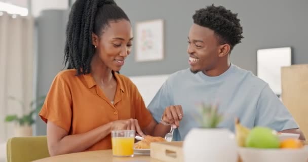 Mutlu Siyah Bir Çift Evde Sevgi Ilgi Bağlılık Için Yemek — Stok video