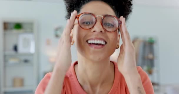 Brýle Ruce Taneční Portrét Černé Ženy Doma Módní Optometrie Rámy — Stock video