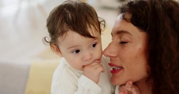 Amor Mãe Bebê Fazendo Abraço Vínculo Segurando Criança Sendo Amorosa — Vídeo de Stock