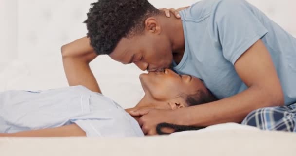 Amor Pareja Negra Beso Dormitorio Juntos Amar Abrazar Romance Mañana — Vídeos de Stock