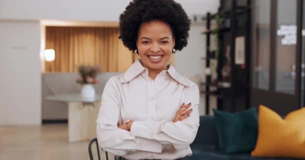 Szczęśliwy Uśmiech Portret Czarnej Kobiety Biurze Stojącej Skrzyżowanymi Ramionami Holu — Wideo stockowe