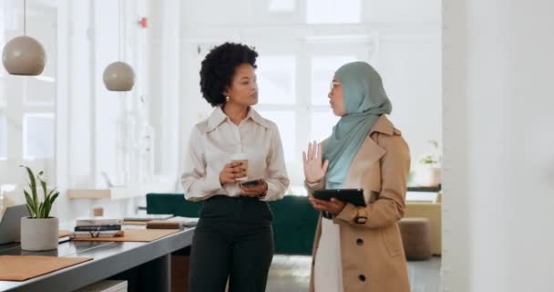チームワーク 多様性またはビジネスの女性は マーケティングKpi戦略の計画 研究またはデータ分析のためのタブレット上でコンサルティング ネットワーキングやSeo分析の成長を持つイスラム教徒 技術やビジネスの人々 — ストック動画