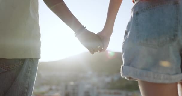 Καλοκαίρι Αγάπη Και Ζευγάρι Που Κρατιούνται Χέρι Χέρι Στην Πόλη — Αρχείο Βίντεο