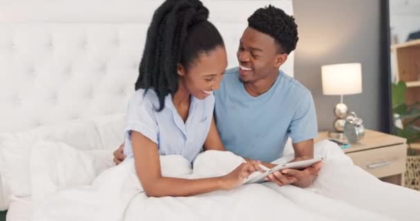 Zwart Echtpaar Bed Tablet Lachen Voor Sociale Media Entertainment Surfen — Stockvideo